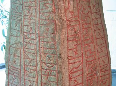 stele runica DR 68 (DK MJy 79) ritrovata ad Aarhus